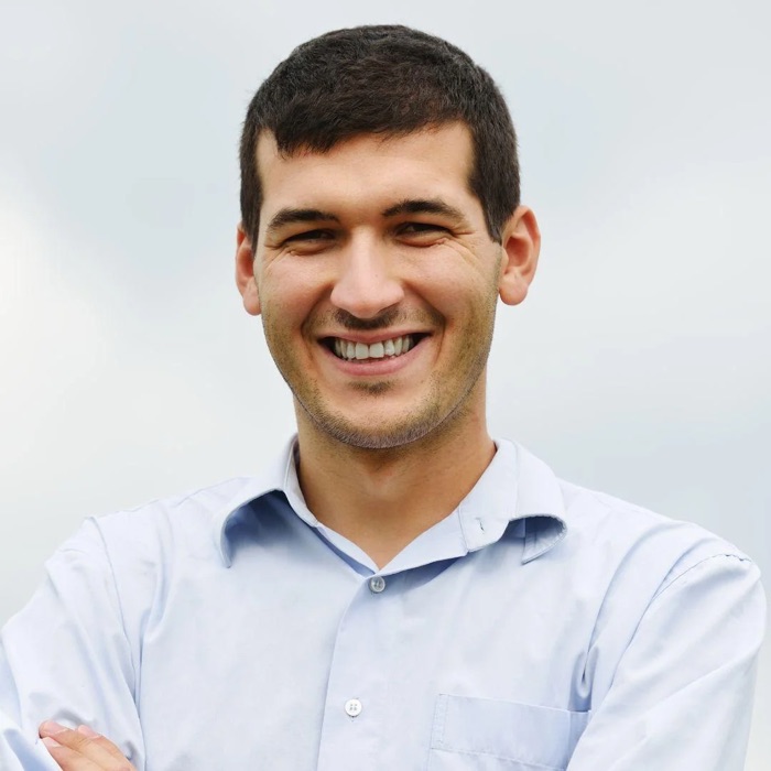 A licensed Medicare specialist